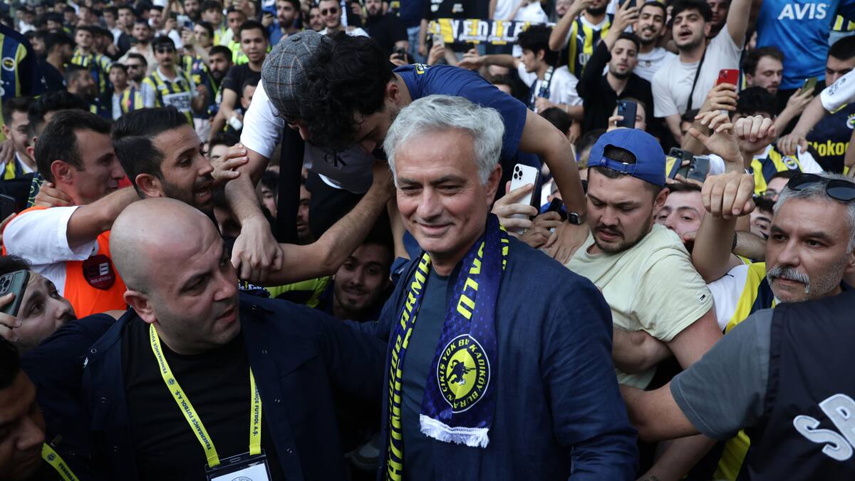Así fue el multitudinario recibimiento a José Mourinho en el Fenerbahce