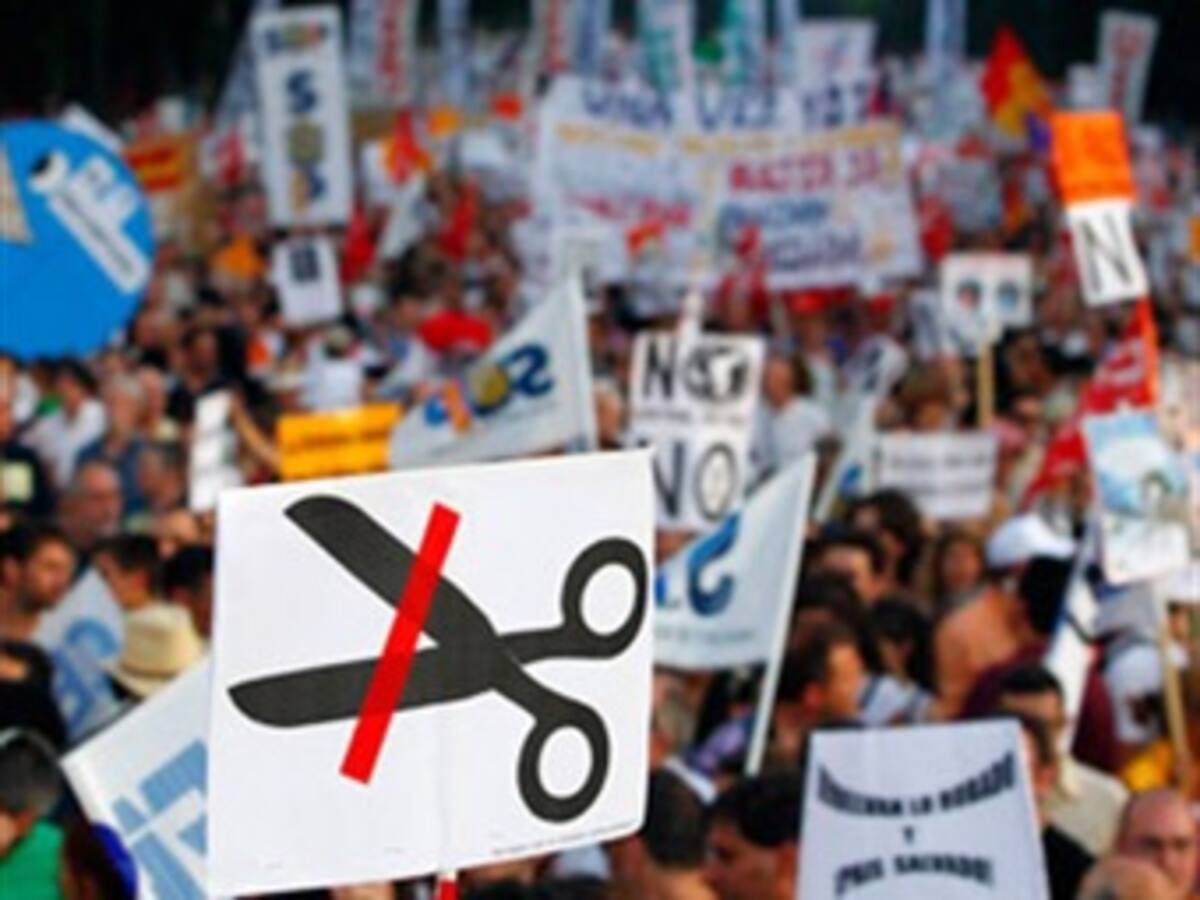 Más de mil personas protestan frente al parlamento español en Madrid