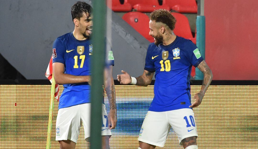 Neymar festeja la primera anotación del juego.