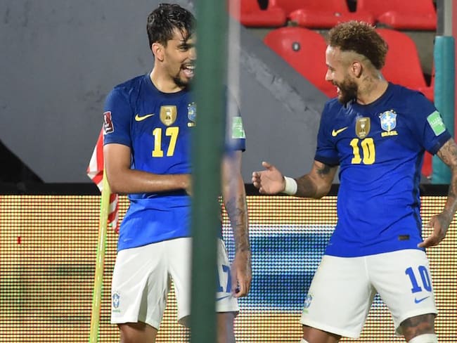 Neymar festeja la primera anotación del juego.