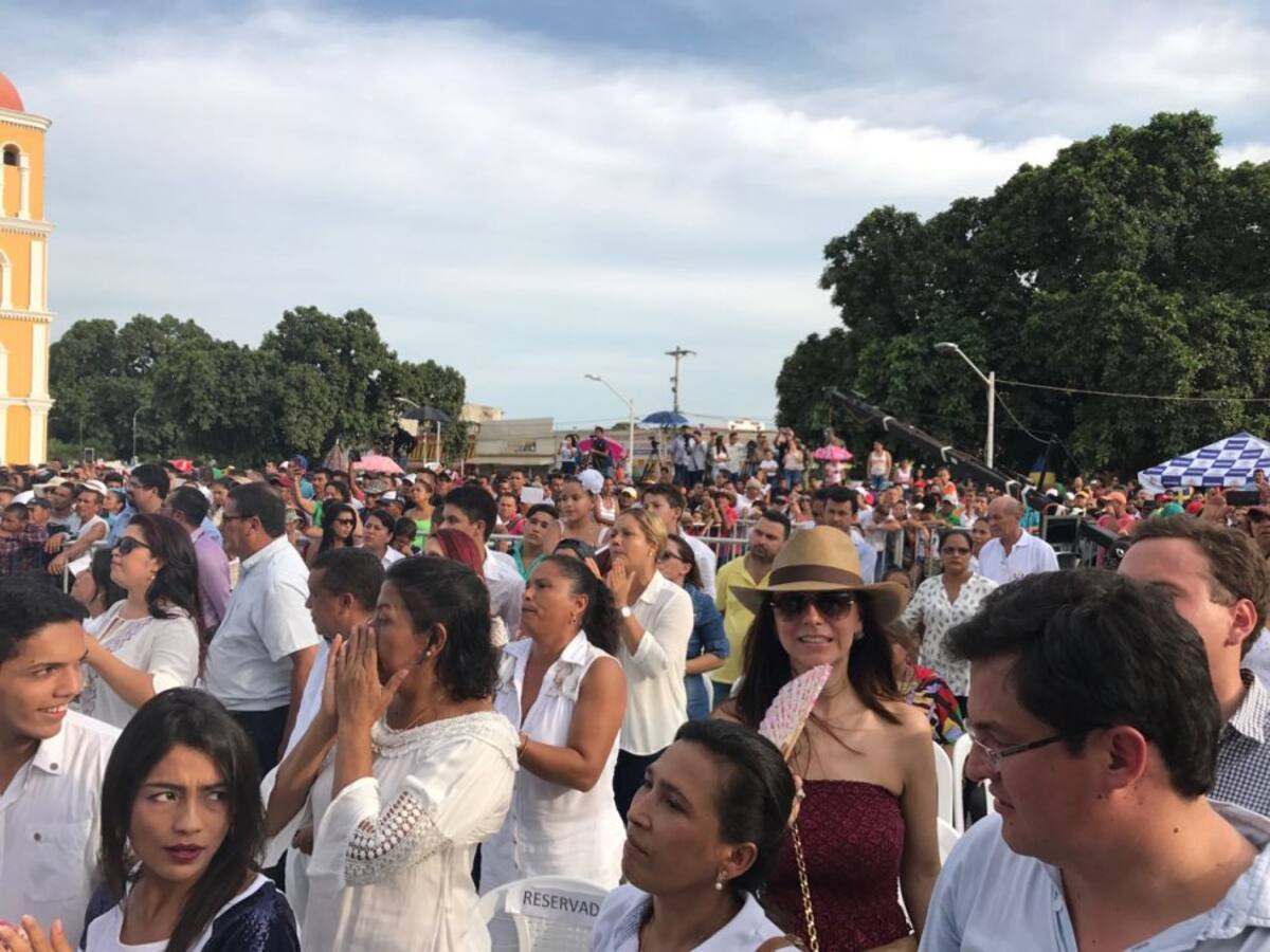 Le dieron la bienvenida a la paz, con un encuentro entre las comunidades y el equipo negociador del Gobierno en la plaza principal de El Carmen de Bolívar.