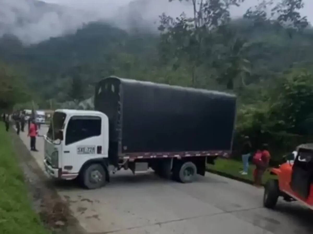 Bloqueo de comunidades indígenas en Santa Cecilia, Risaralda: conductores quedaron atrapados