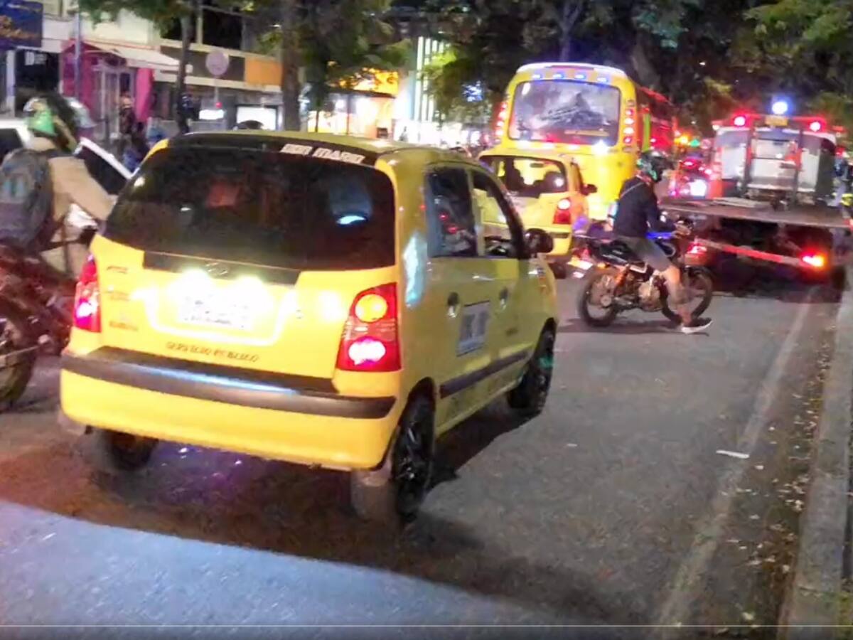 VIDEO: Motociclista se subió al andén para evadir retén