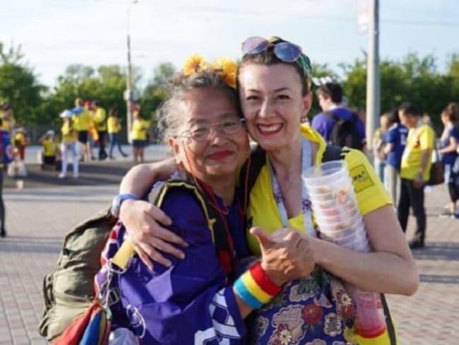 Abuela japonesa regala kimono de la suerte a hincha colombiana