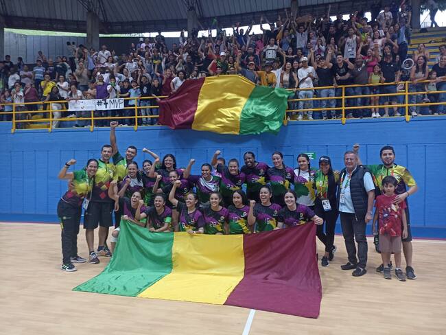 Balonmano femenino del Quindío celebrando el triunfo frente a Valle, hoy jugará la final por la medalla de oro con Antioquia. Foto Adrián Trejos