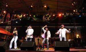 Más de 20 artistas en tarima.