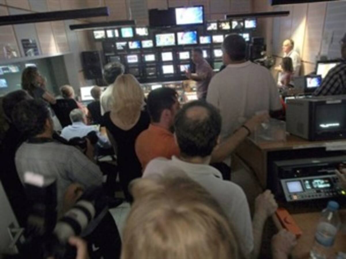 Cierre de televisión pública en Grecia reaviva las protestas y el descontento