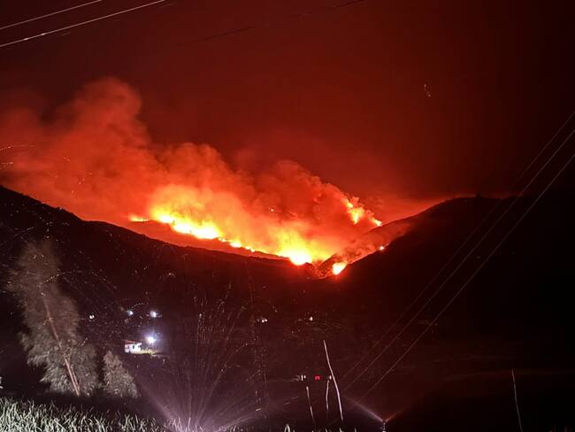 Grave incendio en los cerros de Sora y Villa de Leyva, Boyacá se mantiene activo