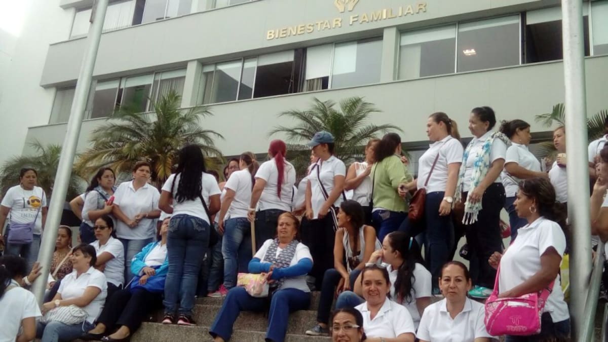 Hasta uniformadas las madres comunitarias protestaron en el Quindío