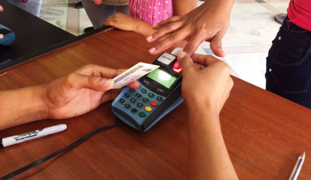 La entrega de las tarjetas de sus cuentas de ahorro se realiza en la oficina de Reval, ubicada en el centro comercial Santa Lucía