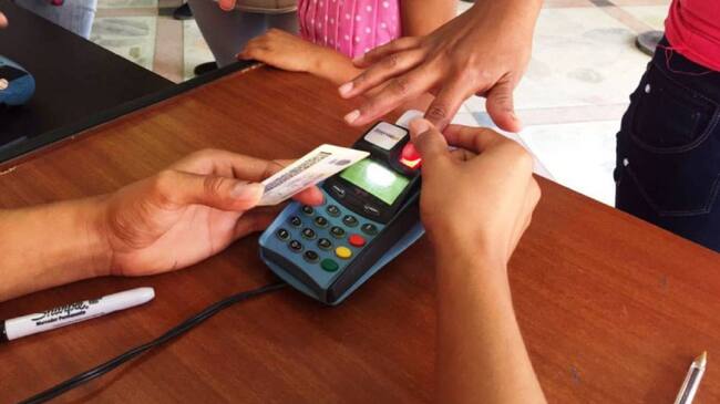 La entrega de las tarjetas de sus cuentas de ahorro se realiza en la oficina de Reval, ubicada en el centro comercial Santa Lucía