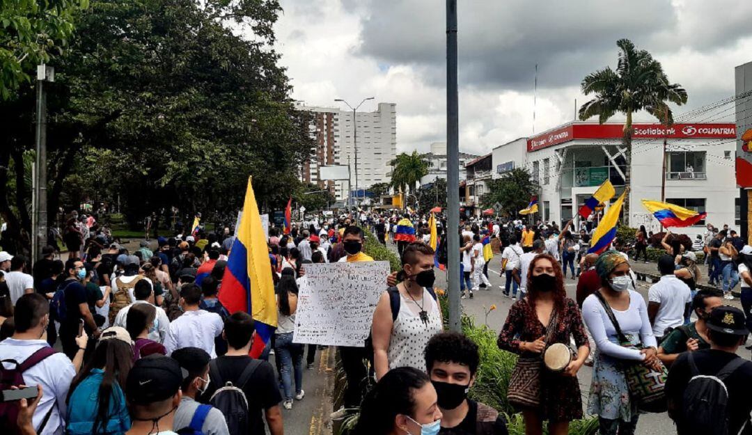Centenares de estudiantes en la marcha en Armenia