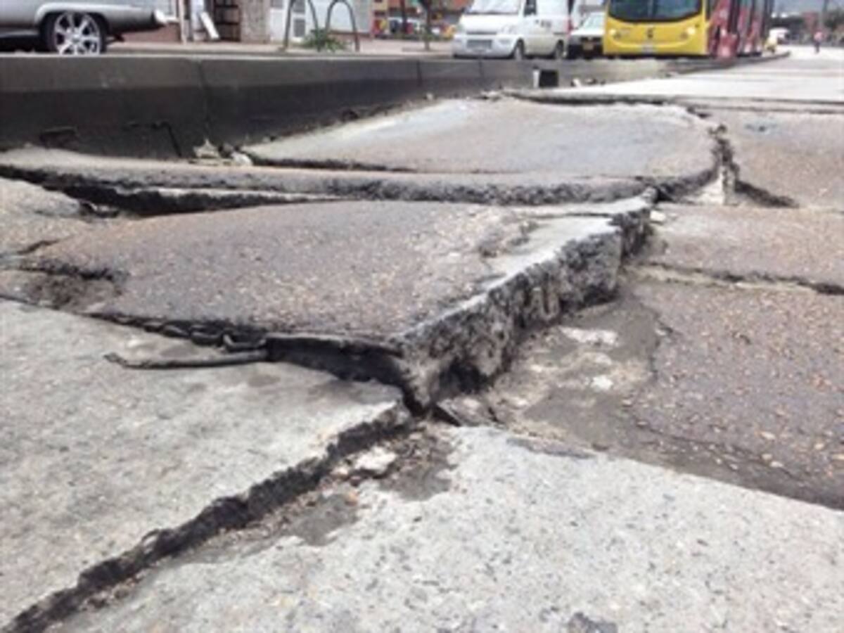 Se hunden losas de Transmilenio de la Avenida Caracas