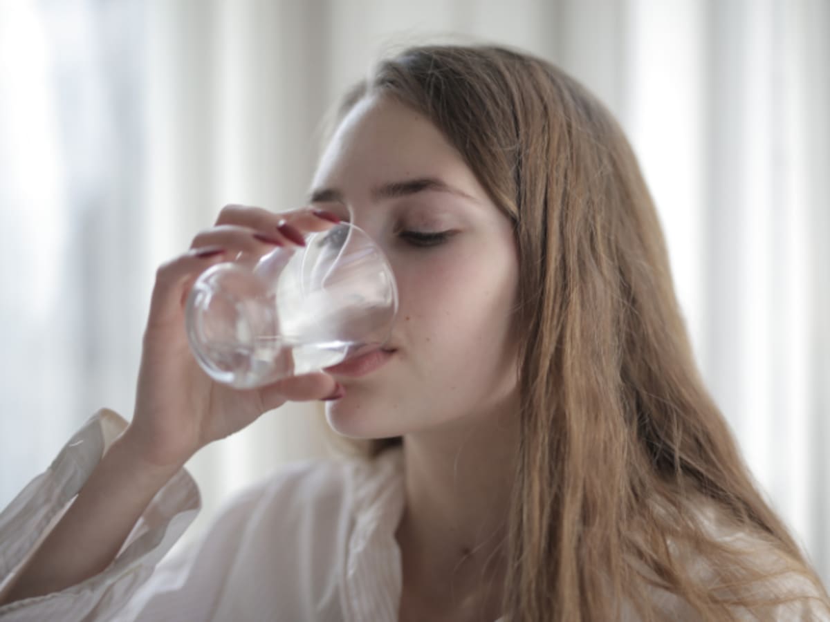 Hígado graso: por qué tomar más agua al día podría ser clave para tratarlo, según estudio de Harvard
