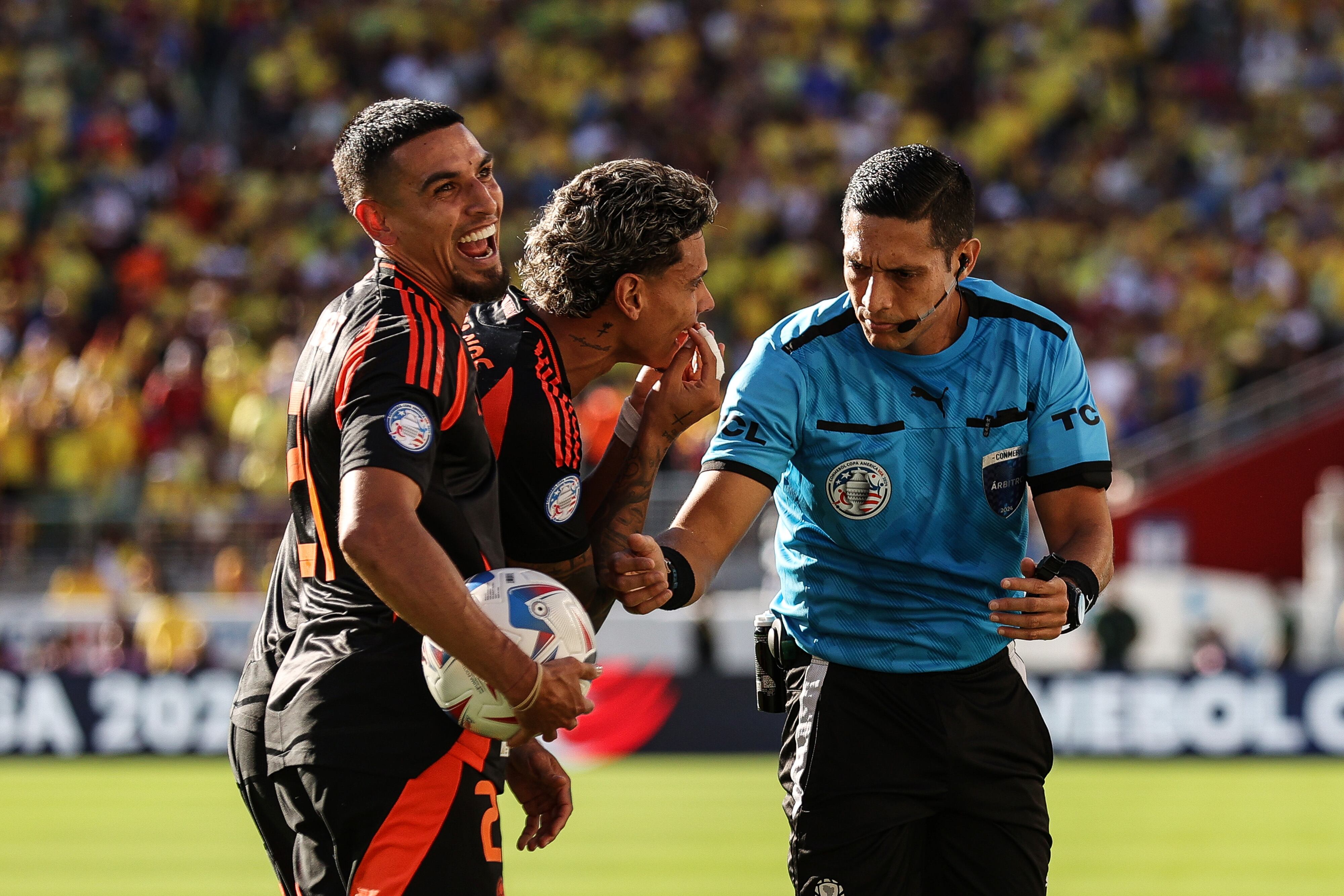 Daniel Muñoz y Richard Ríos protestándole al juez Jesús Valenzuela. (Photo by Ezra Shaw/Getty Images)