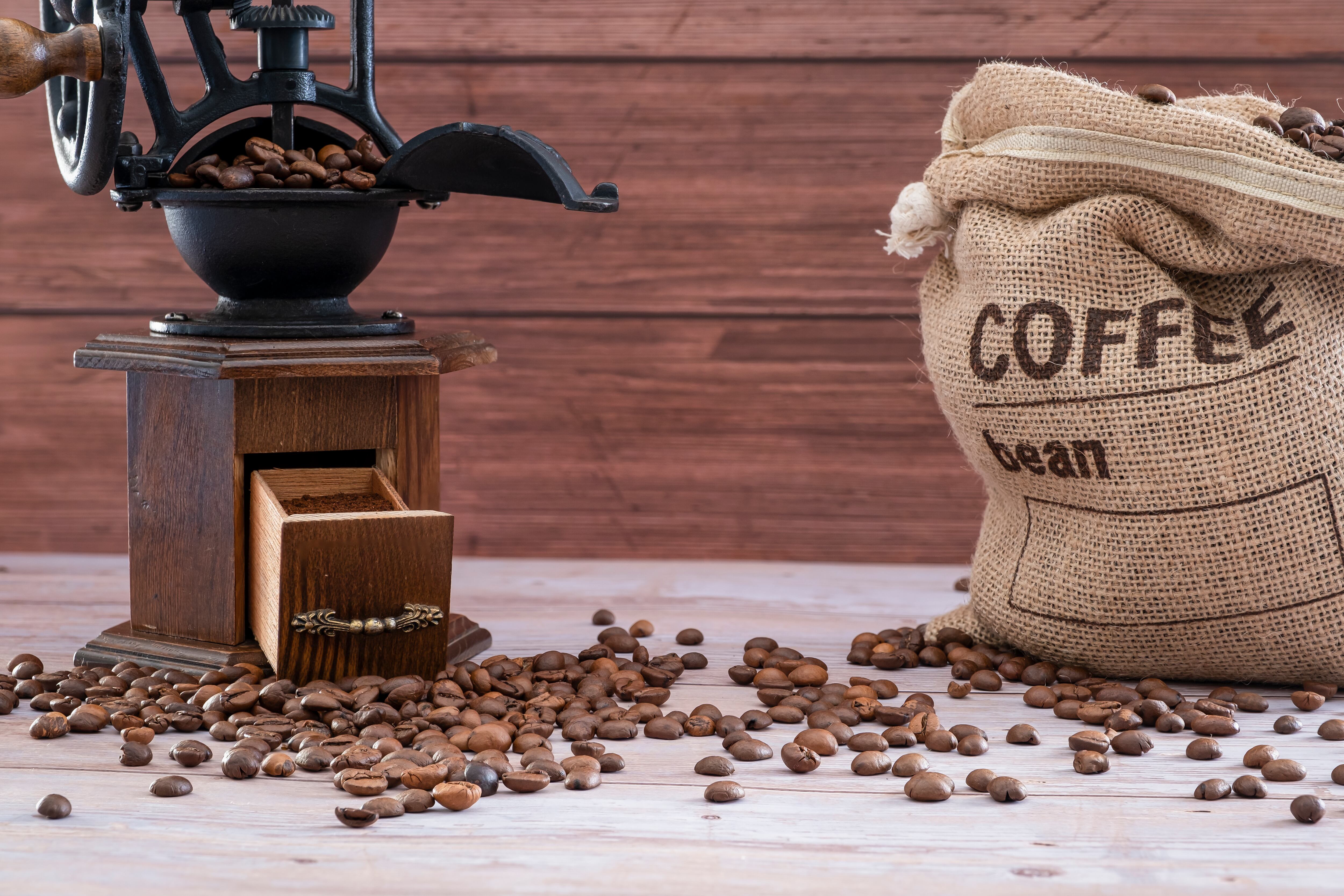Molinillo de café manual vintage con granos de café - Foto vía Getty images