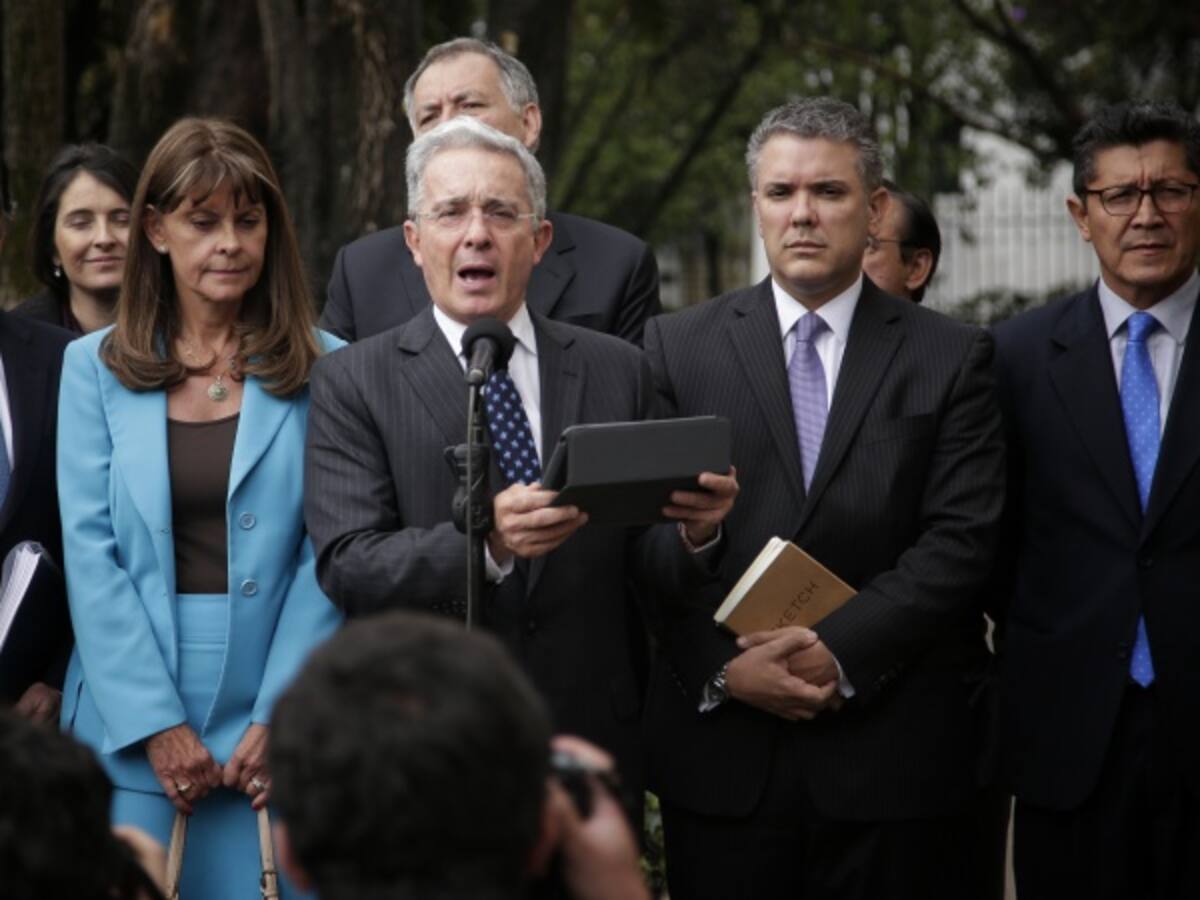 "Su chantaje y ultimátum nos genera más desconfianza": Uribe a Santos