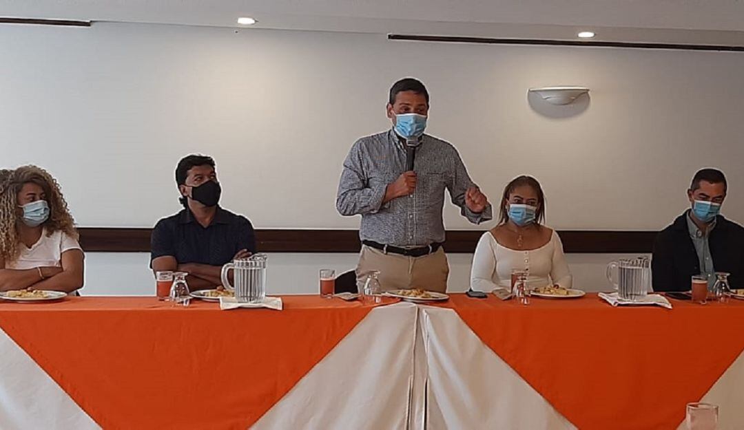 El líder político Mauricio Lizcano y su grupo del nuevo grupo Gente en Movimiento.