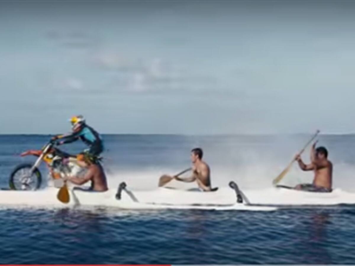 Australiano logró surfear grandes olas con una motocicleta