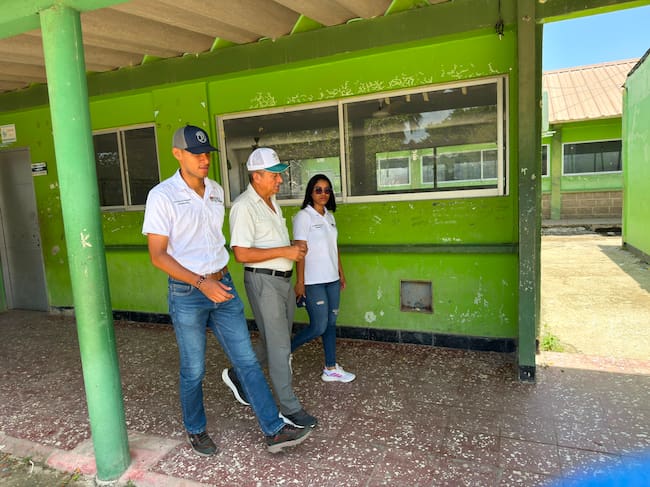 Inspección en colegio de Puerto Escondido. Foto: prensa Alcaldía de Puerto Escondido, Córdoba.
