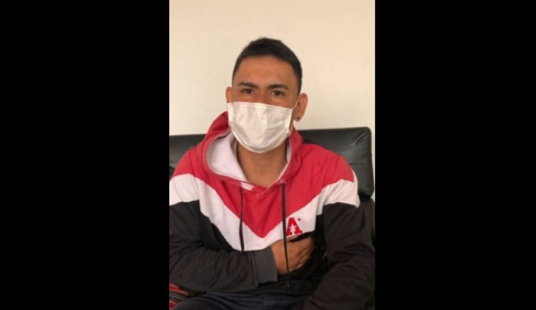 Javier Andrés Santa, golpeado -al parecer-  por no usar tapabocas. 