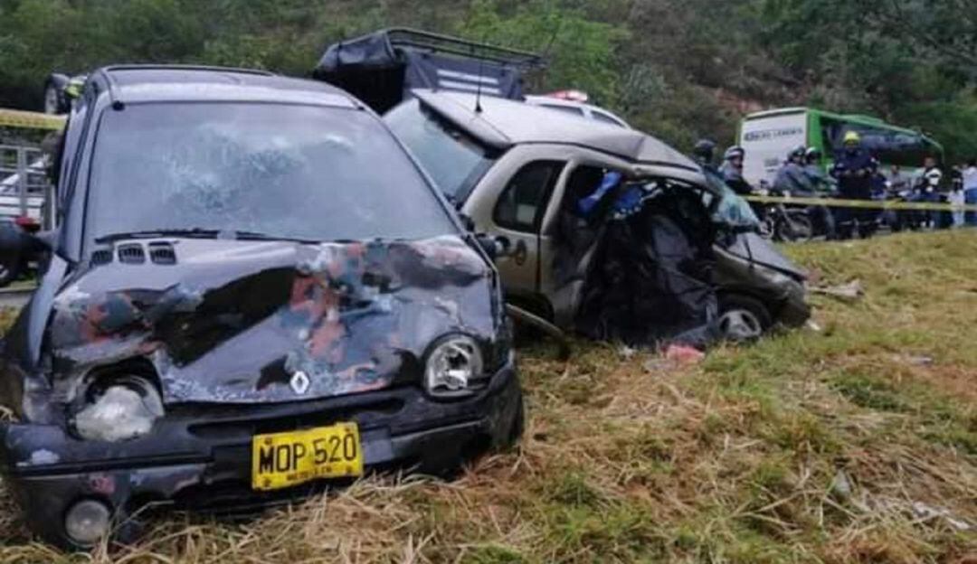 Según las autoridades el siniestro se presentó al parecer por invasión del carril contrario.