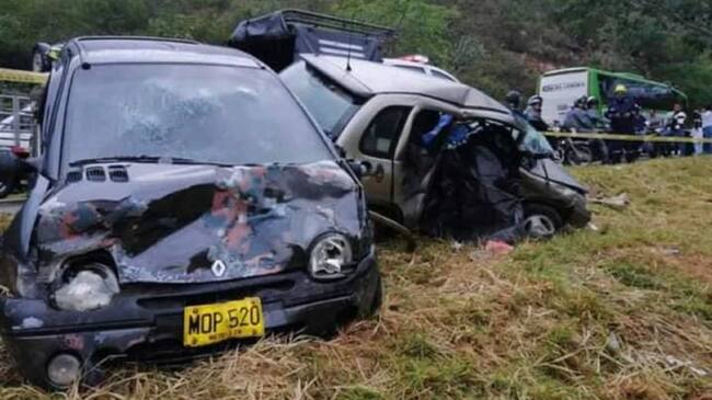 Según las autoridades el siniestro se presentó al parecer por invasión del carril contrario.