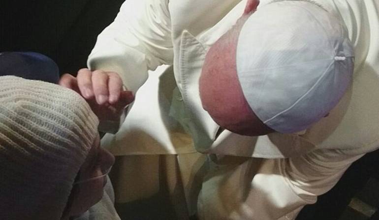El papa Francisco saluda a la gimnasta cucuteña.