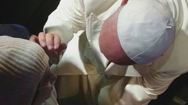 El papa Francisco saluda a la gimnasta cucuteña.