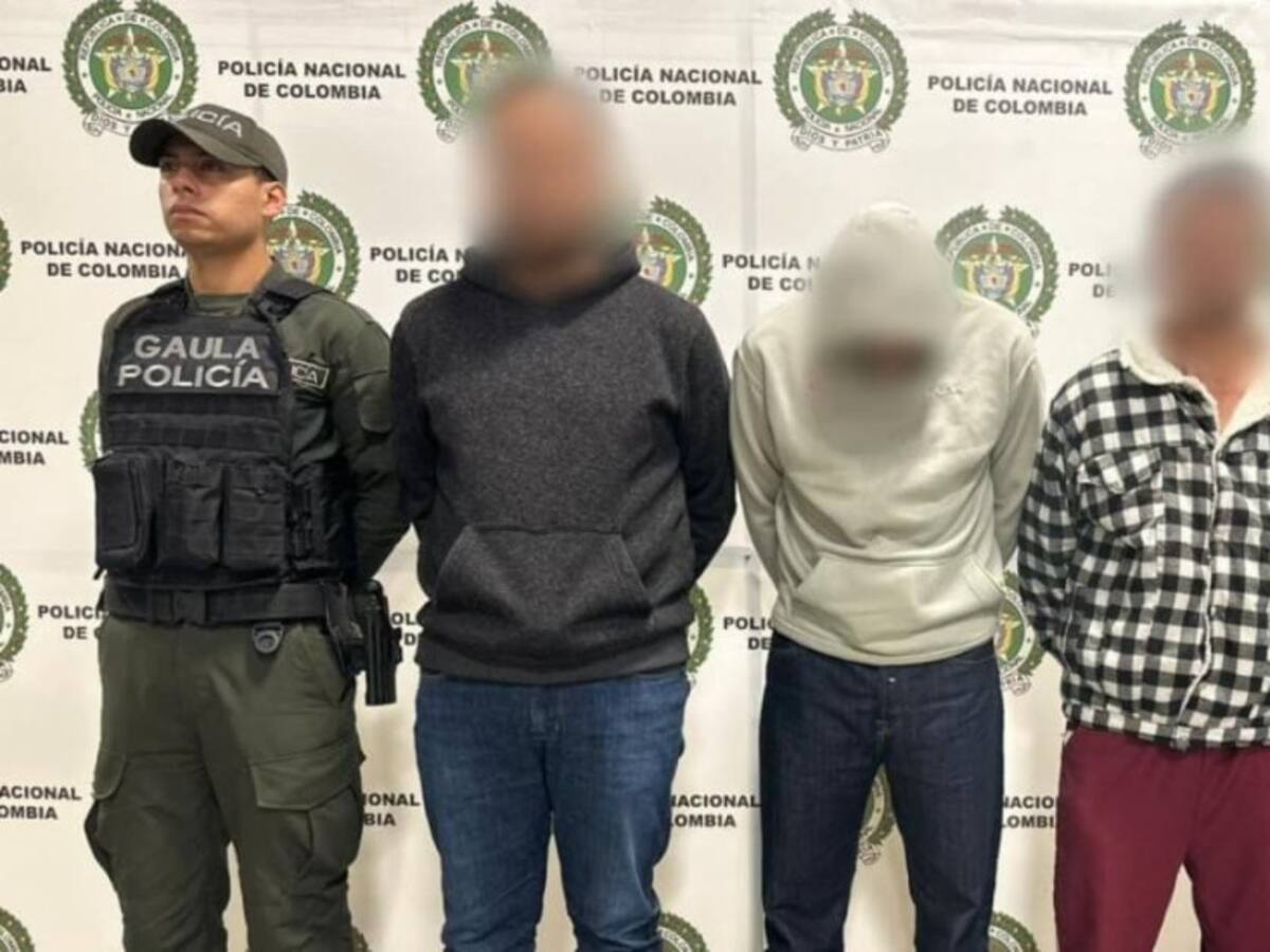 Capturados tres presuntos integrantes de red que extorsionaba con falsas encomiendas
