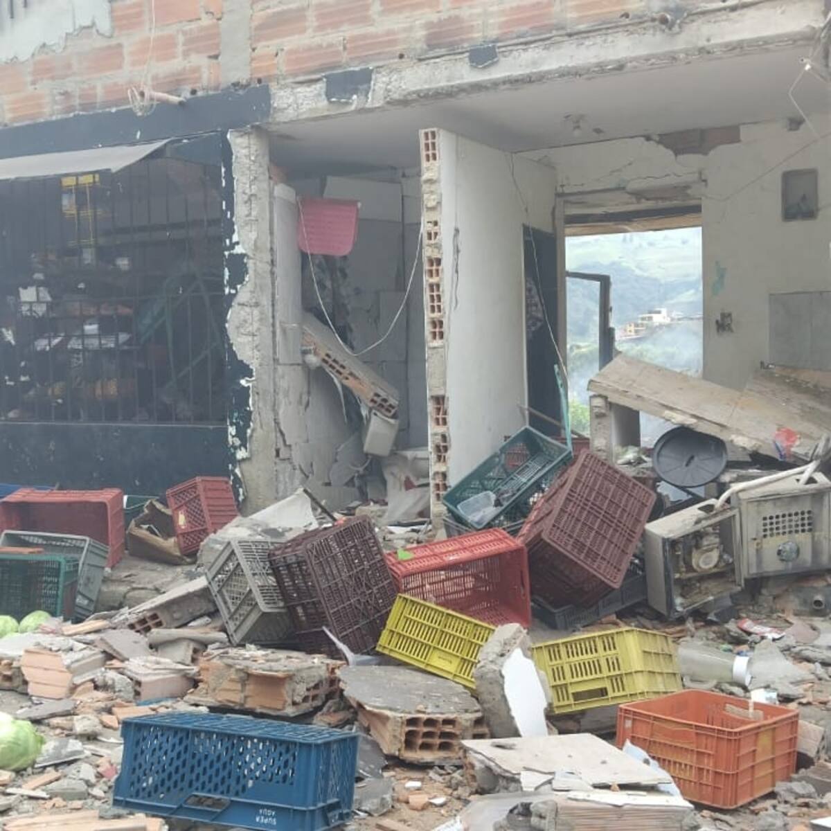 La explosión de una pipeta de gas dejó dos personas heridas y un canino muerto en Medellín