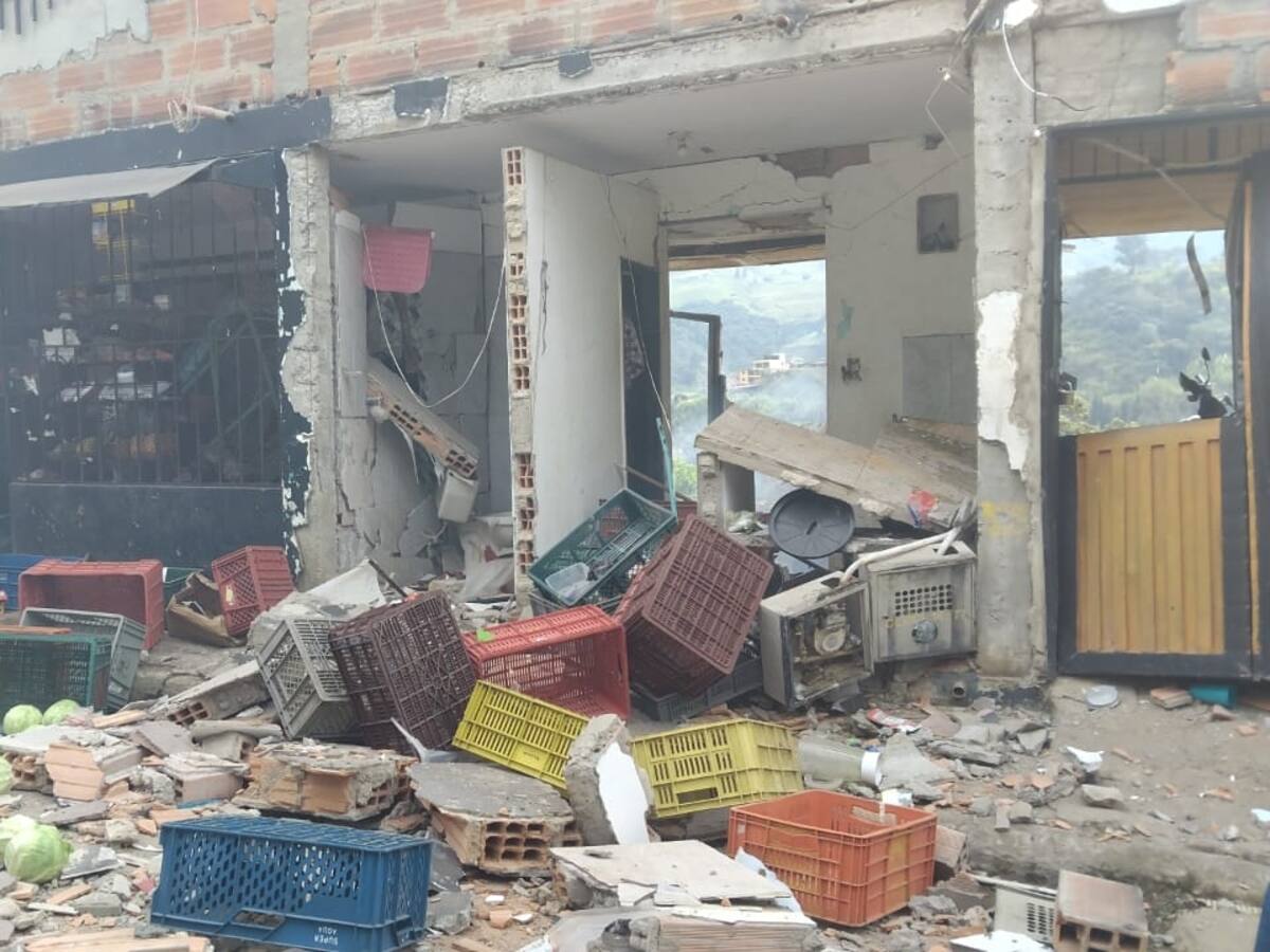 La explosión de una pipeta de gas dejó dos personas heridas y un canino muerto en Medellín