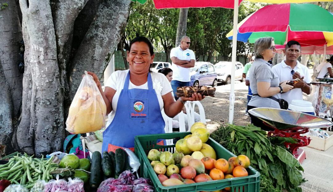 Participante de un mercado agroecológico en Cali.