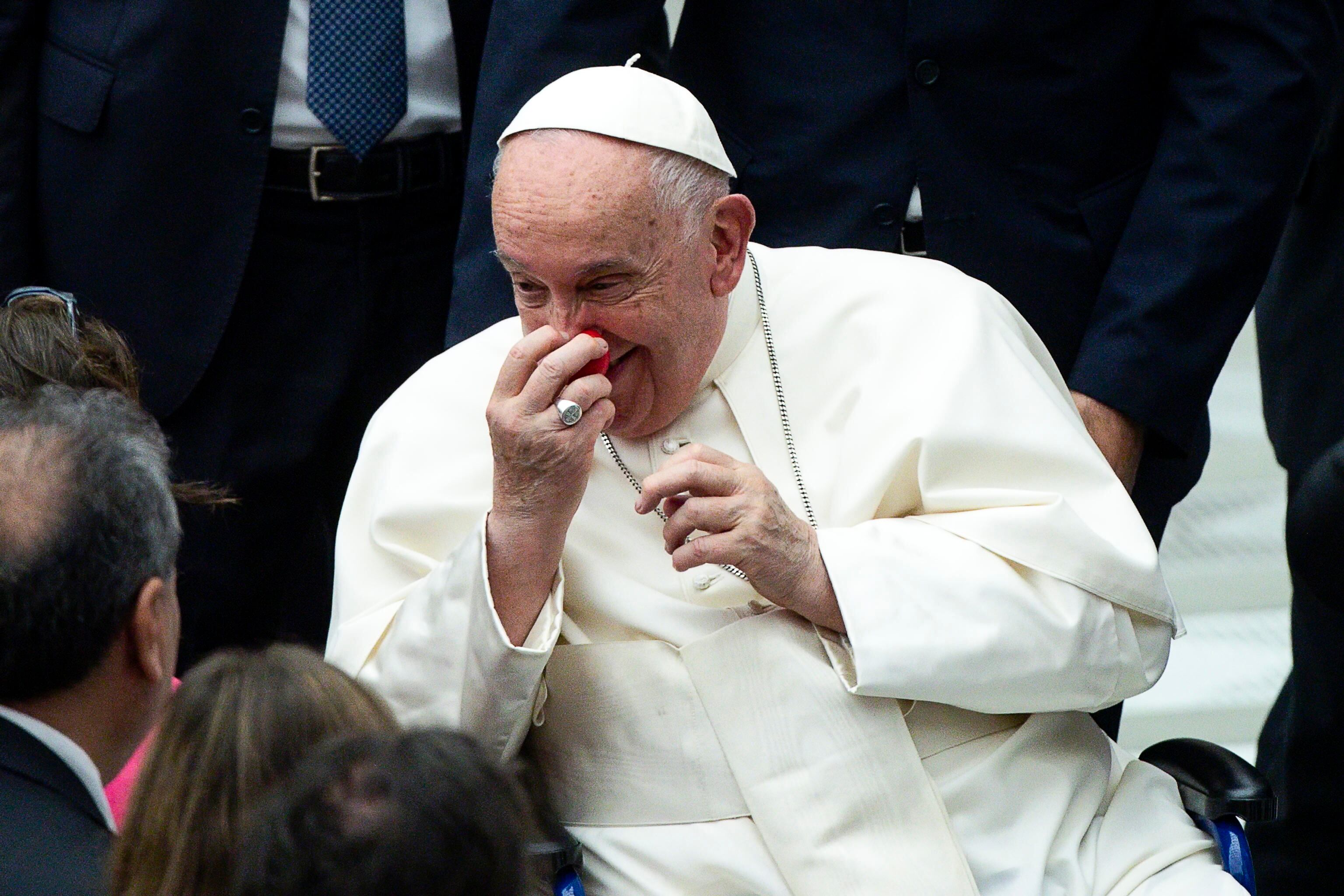 El Papa Francisco se coloca una nariz roja durante la audiencia general semanal en el Aula Pablo VI, Ciudad del Vaticano, 21 de agosto de 2024.
EFE/ANGELO CARCONI