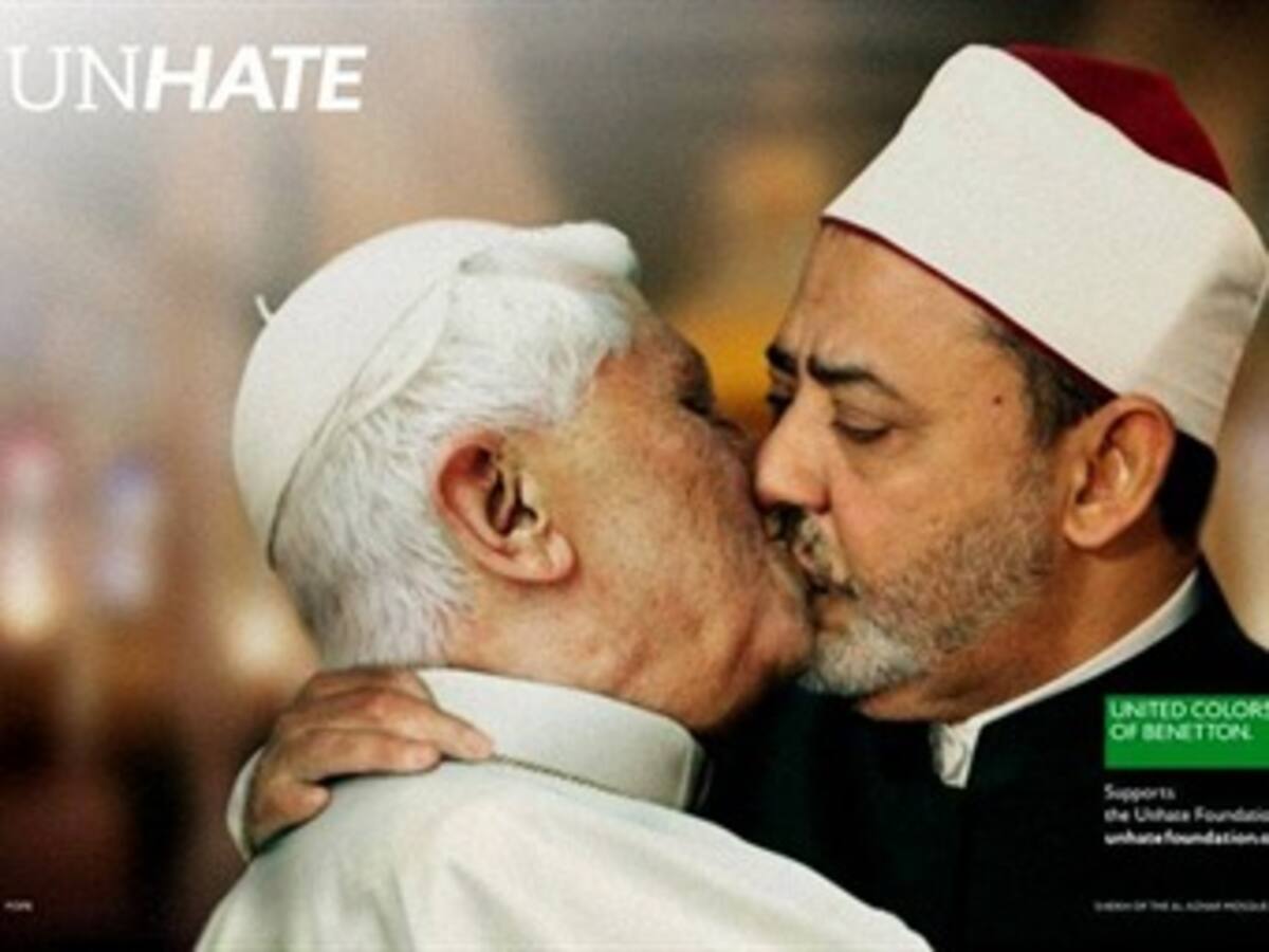 La mezquita Al Azhar condenó la difusión de imagen de su imán besando al papa
