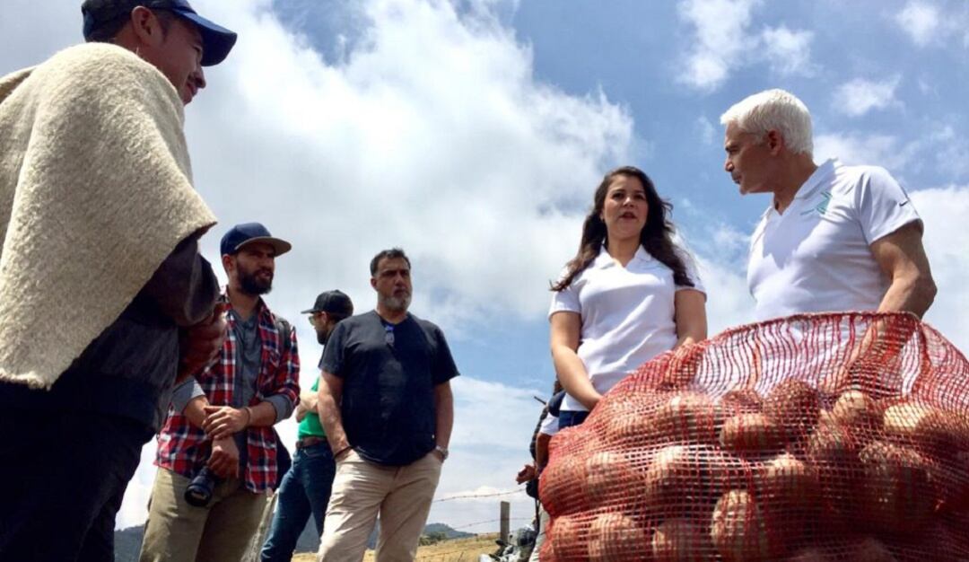 Frank Giustra con cultivadores de Ventaquemada