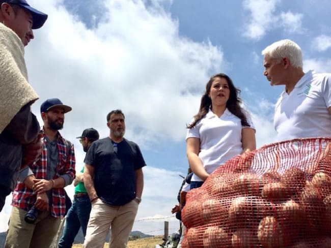 Frank Giustra con cultivadores de Ventaquemada