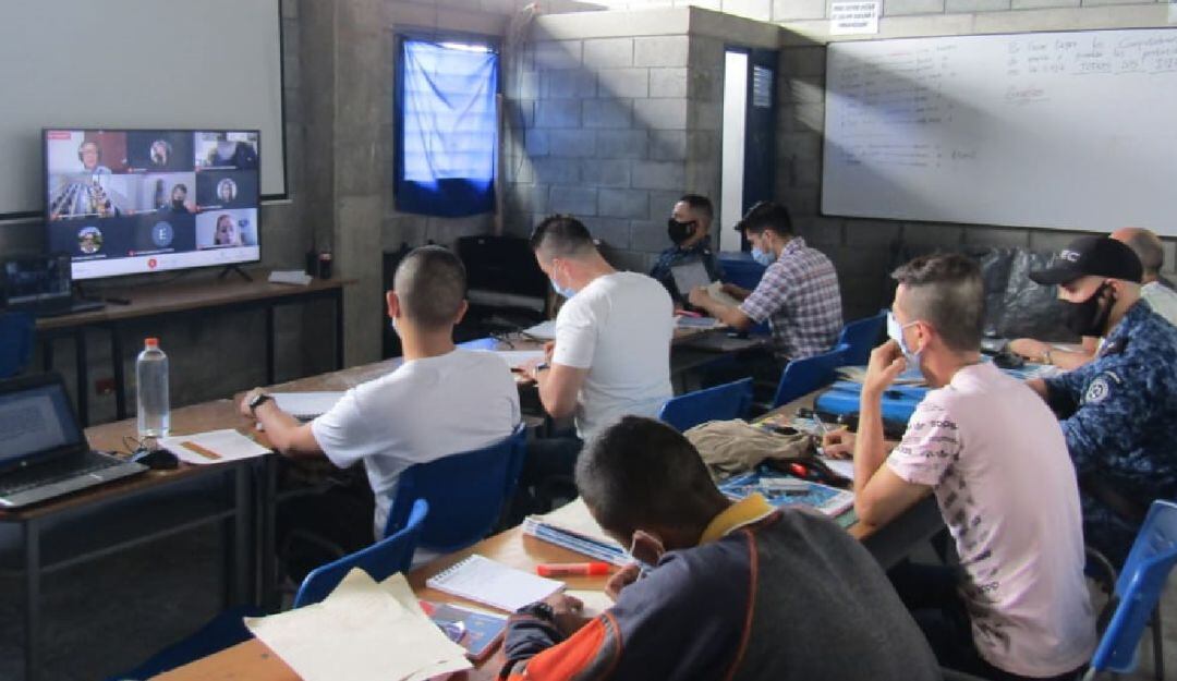 Internos y guardianes en actividad académica
