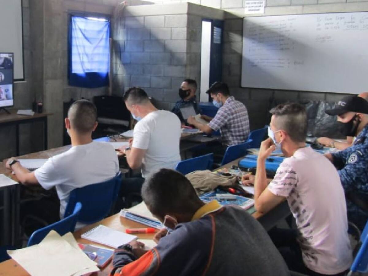 Internos y guardianes de Picaleña realizan estudios universitarios