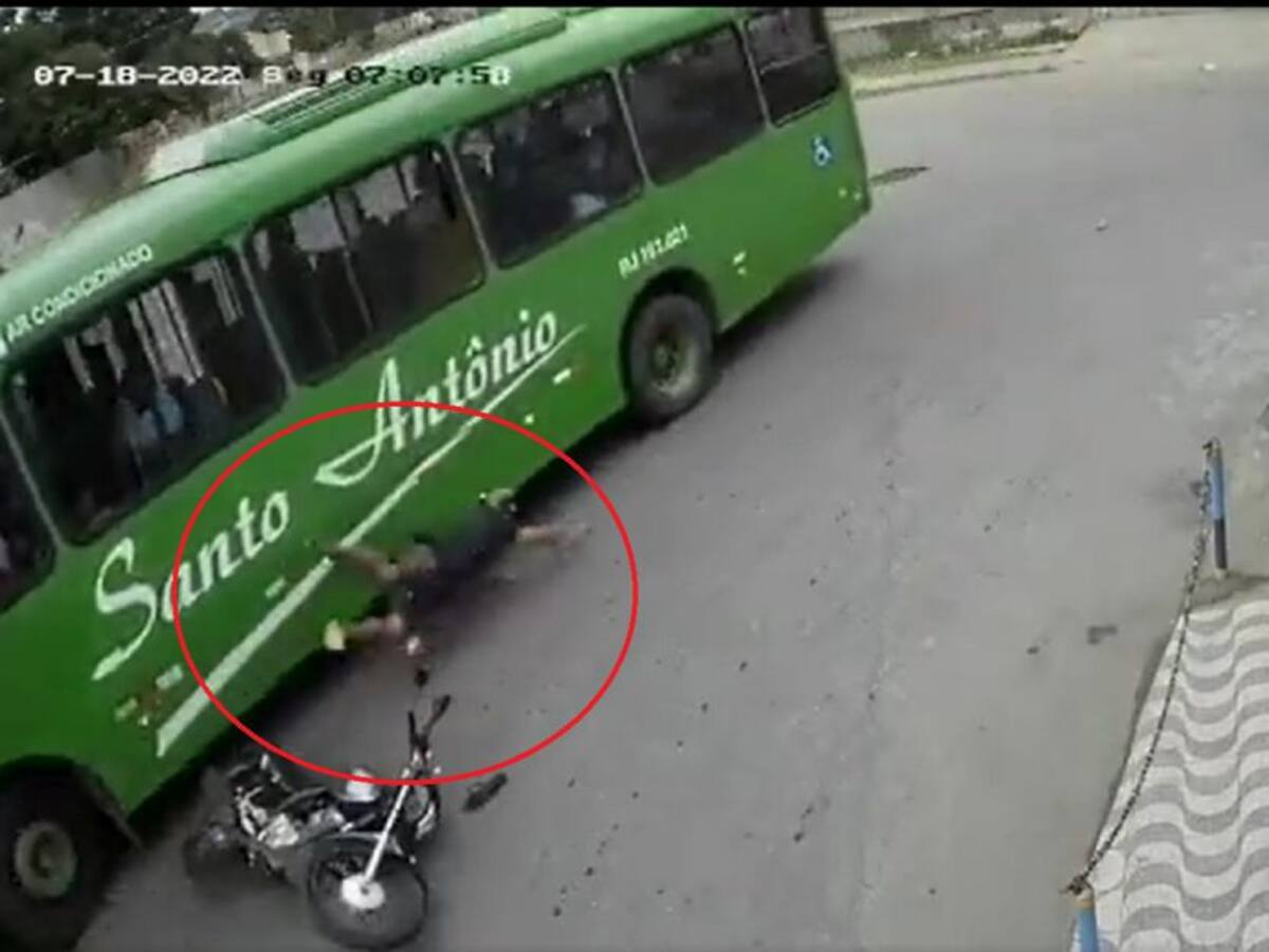 Por poco no cuenta el cuento: quedó debajo de una llanta de un bus