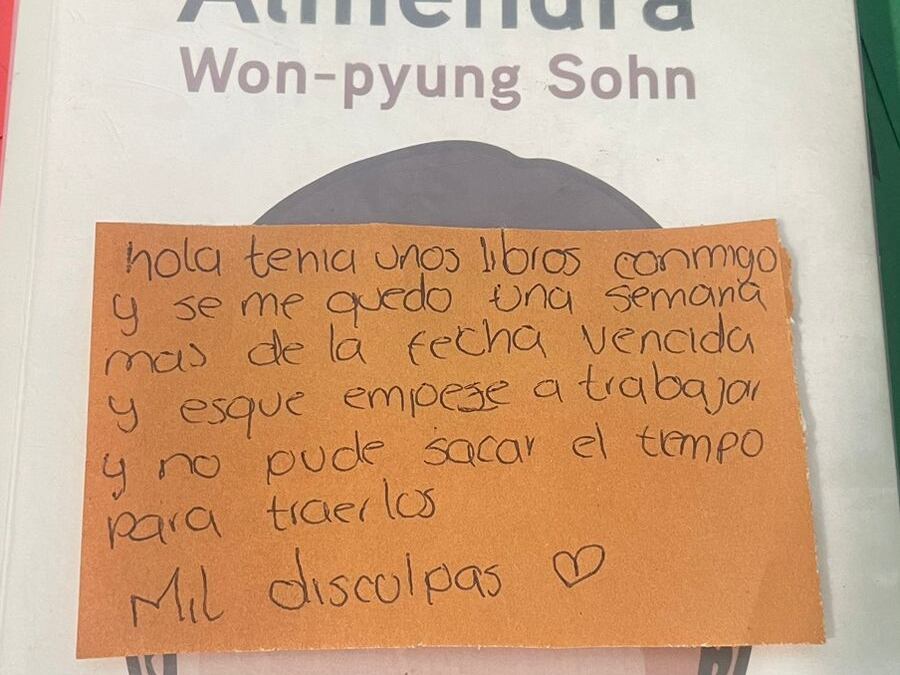Notas cariñosas para evitar sanciones por la mora en la entrega de libros. Foto: cortesía alcaldía de Medellín.