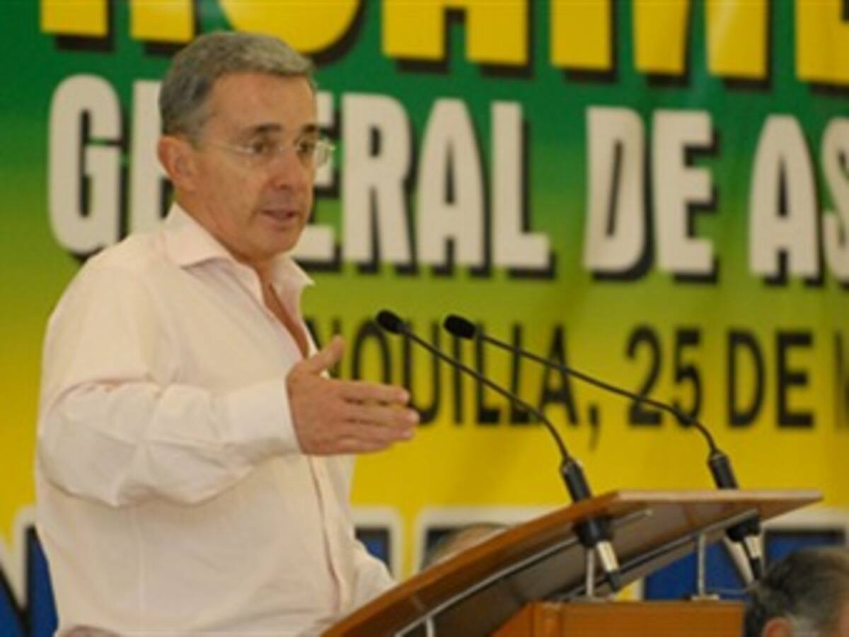 Los terroristas no se convencen con espejitos: Uribe