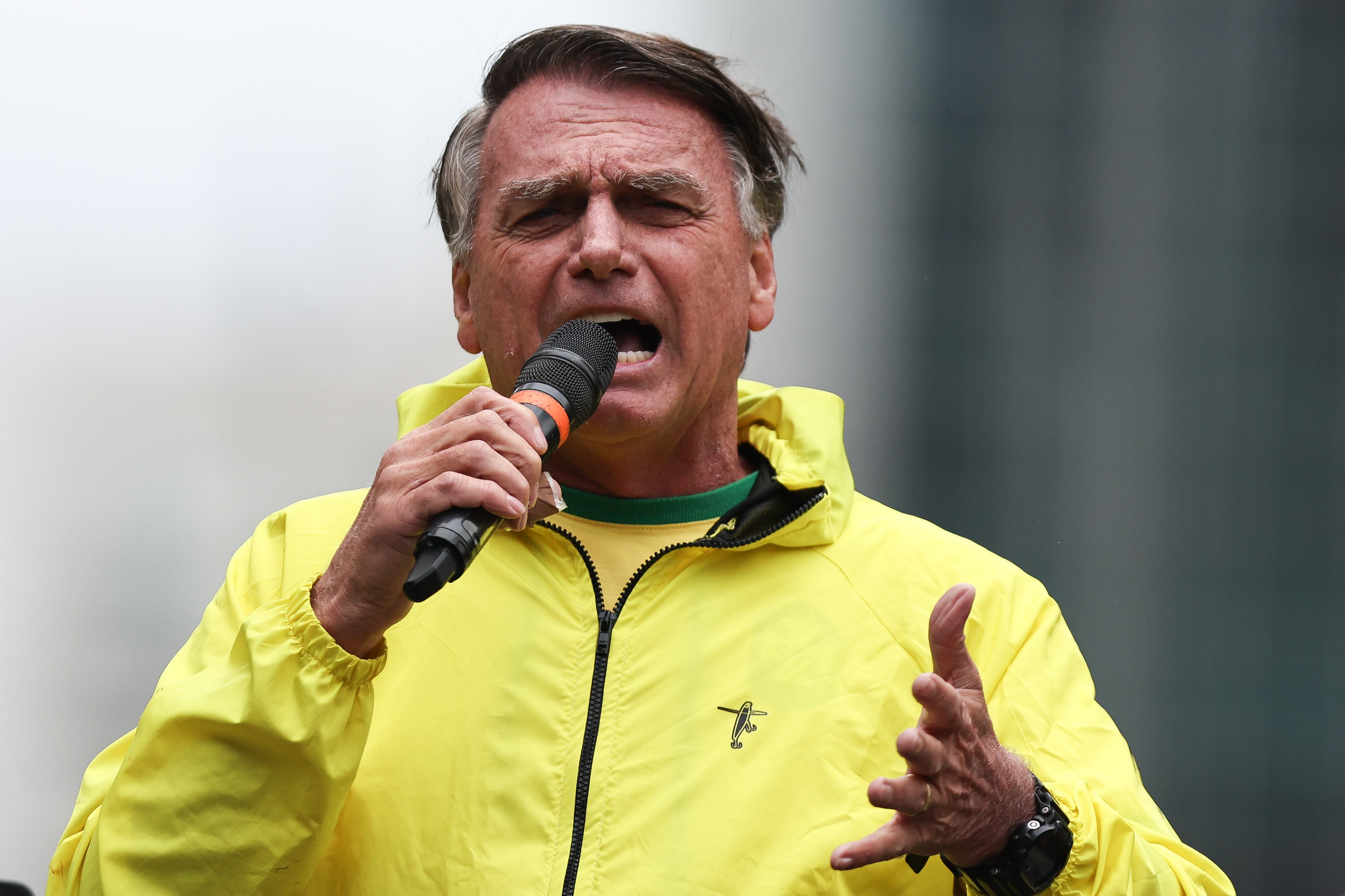 AME6316. SAO PAULO (BRASIL), 06/04/2025.- El expresidente de Brasil, Jair Bolsonaro, habla durante una manifestación este domingo, en la Avenida Paulista en Sao Paulo (Brasil). Bolsonaro, enjuiciado penalmente por golpe de Estado, dijo durante una multitudinaria manifestación que convocó en la ciudad de São Paulo, que está siendo perseguido como ocurrió con Donald Trump, en Estados Unidos, y con Marine Le Pen, en Francia. EFE/ Isaac Fontana