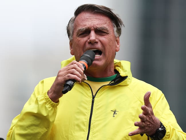 AME6316. SAO PAULO (BRASIL), 06/04/2025.- El expresidente de Brasil, Jair Bolsonaro, habla durante una manifestación este domingo, en la Avenida Paulista en Sao Paulo (Brasil). Bolsonaro, enjuiciado penalmente por golpe de Estado, dijo durante una multitudinaria manifestación que convocó en la ciudad de São Paulo, que está siendo perseguido como ocurrió con Donald Trump, en Estados Unidos, y con Marine Le Pen, en Francia. EFE/ Isaac Fontana
