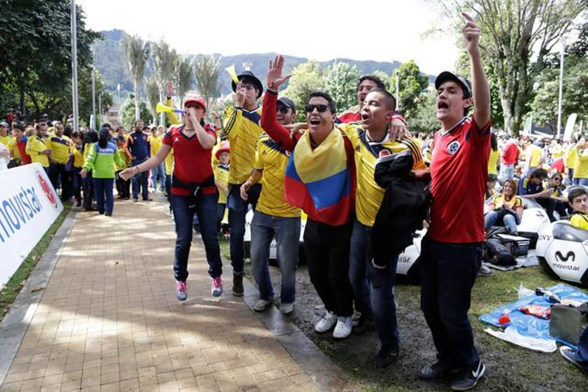 Millones de colombianos se acercan a las pantallas gigantes dispuestas en las principales ciudades del país.