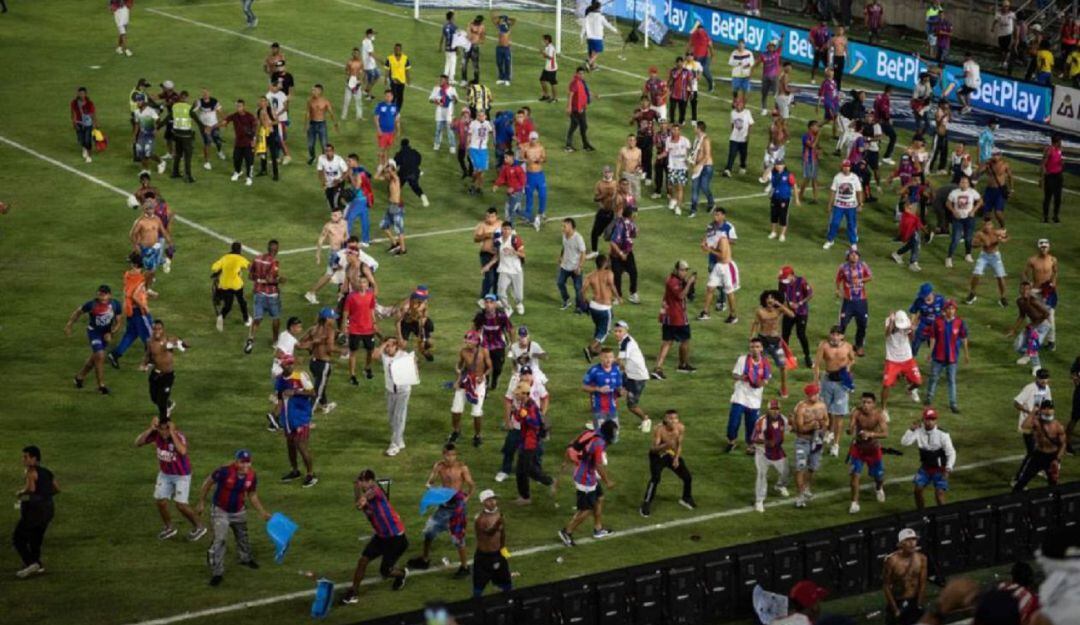 Hinchas de Unión Magdalena en el campo del estadio Sierra Nevada