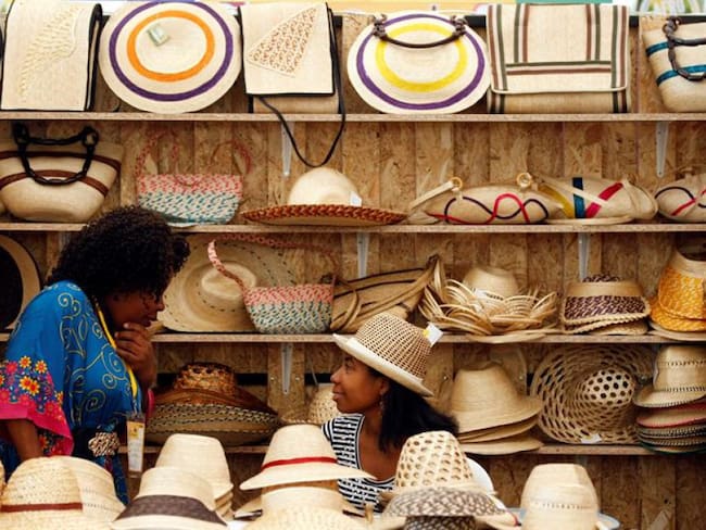 Sombreros, cestas, carteras y otros elementos son elaborados por artesanos de la región en pajilla de calceta de plátano y con la fibra de la tetera.