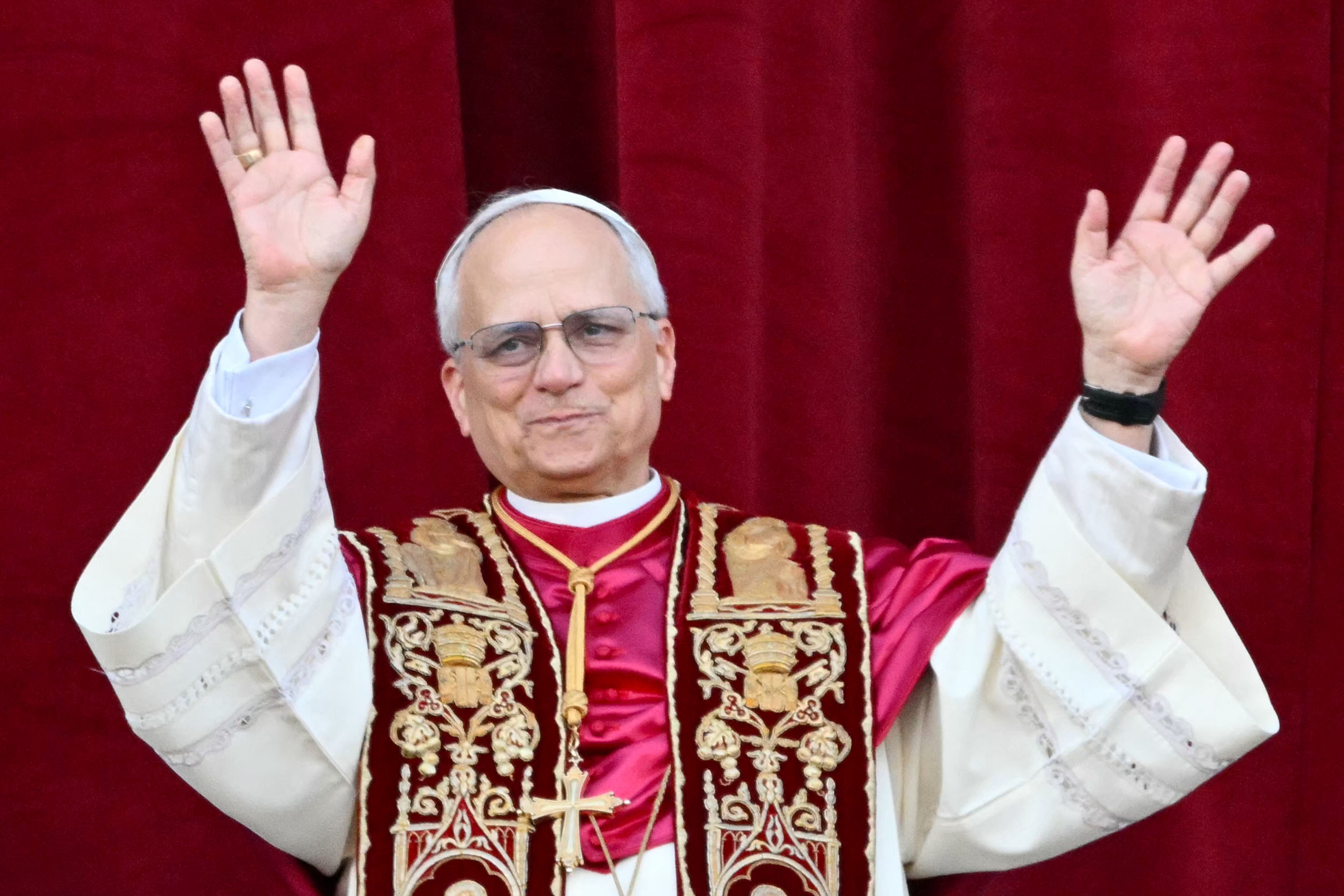 Papa León XIV, Robert Prevost, en el balcón central de la Basílica de San Pedro por primera vez. (Alberto PIZZOLI / AFP)
