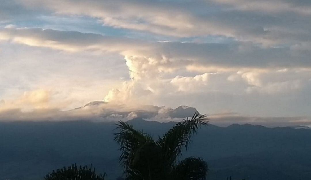 Panorámida del Volcán Nevado del Ruíz. Imagen de archivo
