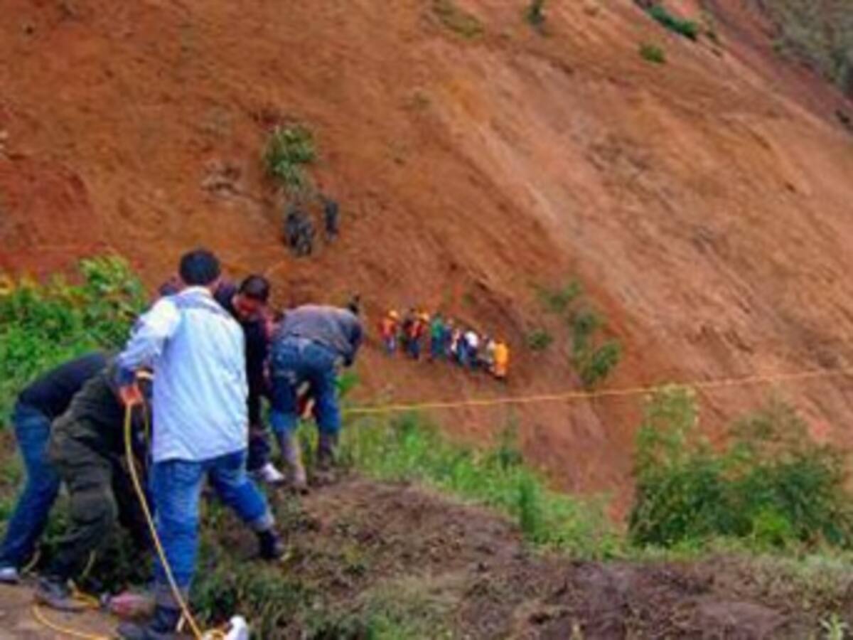 Reanudan búsqueda de al menos 14 desaparecidos por aludes en Colombia